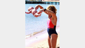 갓난 아이 흔드는 ‘베이비 요가’ 충격… “이 아줌마가 미쳤나?”