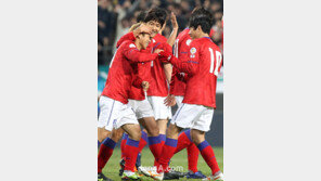 [SD포토] 이근호, 골도 넣고 인기도 폭발 ‘행복해요~’