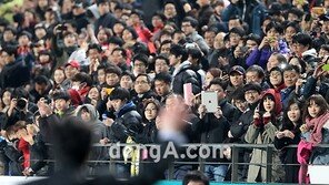 [SD포토] 안정환 손 흔들자…축구팬들 ‘기억할께요~’