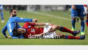 [SD포토] 쓰러진 기성용, 고통 호소