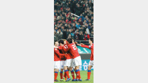 동국 쏘고 근호 쐐기골… 최강희 ‘닥공’ 통했다