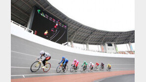 ‘광풍’경기장…젖히기형 선수 주의!