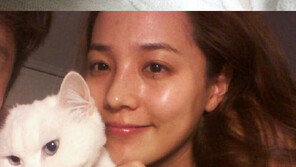 유진, 고양이 안고 민낯 셀카 ‘살짝 피곤해 보여’