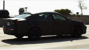 이건 또 무슨 자동차? 미스터리 중형 세단 포착