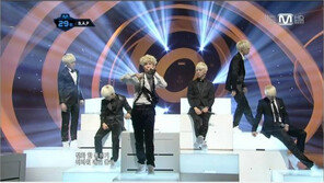 B.A.P 젤로, 우월한 기럭지 폭발 ‘수트발 받네’