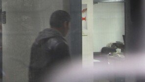 007 출두작전 속 담배 한모금…박현준의 복잡한 심경 말하는 듯