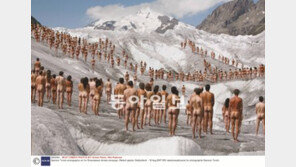 [인문사회]알몸으로 나섰다 자유를 입기 위해