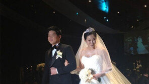 현영, 연상의 신랑 공개 ‘듬직한 외모’ 눈길