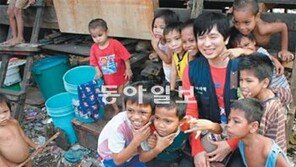 작가 이지성씨, 본보 ‘빈민촌의 코리안’ 필리핀 톤도편 읽고 현장 다녀와 4750만원 기부