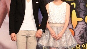 [SD포토] 박유천, 한지민에 애교? ‘팔짱 껴줘’