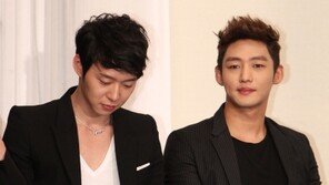 [SD포토] 박유천, 바지 밑단 숨기기 ‘꼼지락 꼼지락’