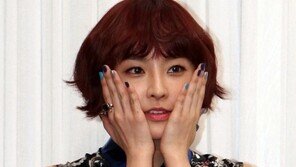 [SD포토] 정유미, 플래시 세례에 부끄럽게 ‘뿌잉뿌잉’