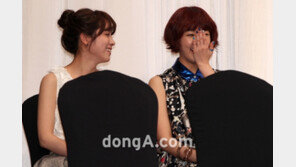 [SD포토] 정유미 굴욕? 큰 손으로 안 가려지는 얼굴