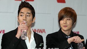 [SD포토] 에릭 ‘자꾸 목이 마르네’ 물만 벌컥벌컥