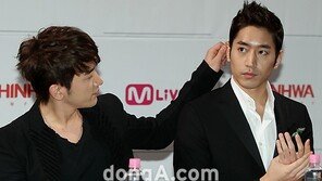 [SD포토] 신화 이민우, 에릭 귓볼 만지며 ‘애정 행각’