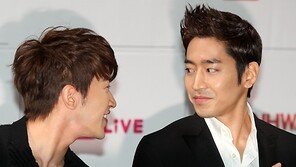 [SD포토] 이민우·에릭, 오랜만에 만나 뜨거운(?) ‘아이컨텍’