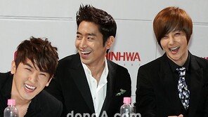 [SD포토] 이민우·에릭·신혜성 ‘최장수 아이돌의 꽃미소’