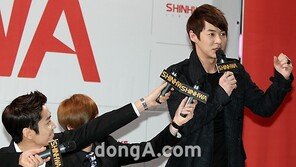 [SD포토] 신화 여전한 장난끼 “전진, 한 말씀~”