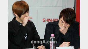 [SD포토] 수줍게 웃는 신혜성·전진 ‘남성미 실종?’