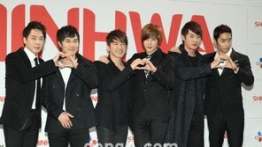 [SD포토스토리] 돌아온 신화, 남성미? 원숙미! ‘물도 콸콸콸’