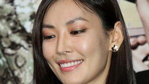 [SD포토] 김소연, 영화 흥행 바라며 ‘합장’