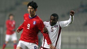 [포토] 모하메드, ‘김동섭 어딜만져’