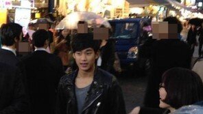 김수현, 홍대 출몰… ‘훤 전하’ 꽃미소 작렬