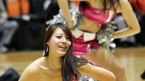 [포토] 치어리더, 거침없이 쩍벌 쉼없이 아찔