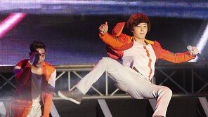 [SD포토] 신혜성 날라차기…멋있거나 민망하거나
