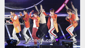 [SD포토] 신화 ‘손 머리 위로!’