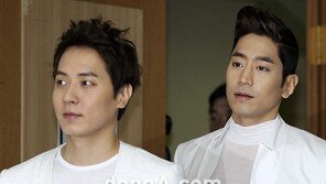 [SD포토] 신화 앤디-에릭, 뭐봤길래? ‘시선고정’