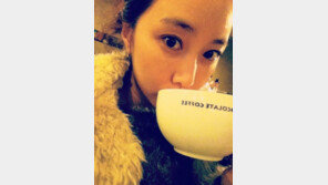 김민서, 셀카 눈길… “커피잔으로 소두 인증?”