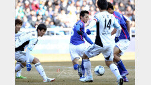 발로 뒤통수 맞고 얼굴 차이고…김남일-설기현 수난