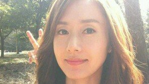 [스타 온라인] 김지수, 사진 속 의문의 손가락 ‘혹시 남친?’