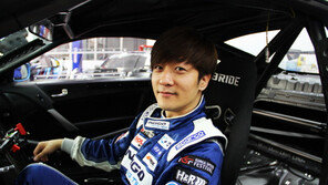 [연예 뉴스 스테이션] 가수 알렉스, 카레이서 변신…프로 레이싱팀과 계약