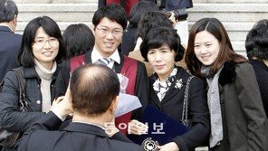 로스쿨 출신 검사 42명 첫 임명… “이 기쁨 가족과 함께”