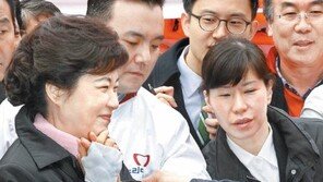 손이 너무 아파요… 악수 좀 살살