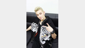 유이-뉴이스트 백호, 무대의상 골라주는 사이? ‘훈훈해’