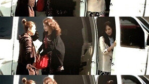 유리 굴욕 영상, 차 문사이에 끼어 ‘낑낑’