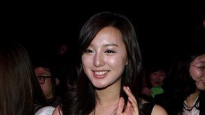 [포토] 김지원, 셀프 매너손 ‘노출 신경쓰여요~’