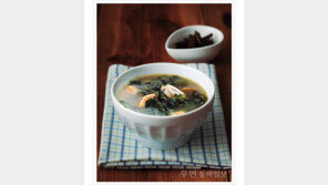 [우먼 동아일보 데일리 요리] 바다의 향이 가득! 시원한 홍합미역국