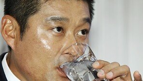 [SD포토] 은퇴 선언 이종범, ‘목이 타네요~’