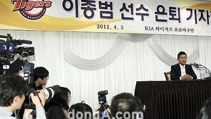 [SD포토] ‘바람의 아들’ 이종범에 취재진 관심 집중