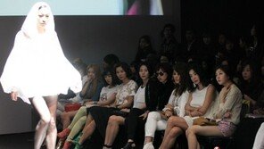 [포토] 여배우들 일동 매의 눈 ‘다음 시상식에 한번…’