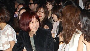 [포토] 공효진, 엄정화와 수다에 자세 고쳐…‘개념 후배’