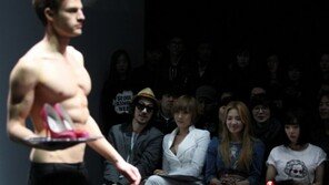 [포토] 소녀시대 효연, 근육男 등장에 노골적 만족미소