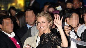 [포토] 브룩클린 데커, 보기도 민망한 전신망사룩