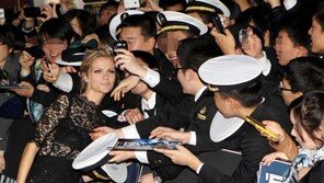 [포토] 섹시한 브룩클린 데커, 남성팬에 포위~