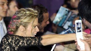 [포토] 브룩클린 데커, 남성팬 손잡고 함박웃음 ‘즐거워~’