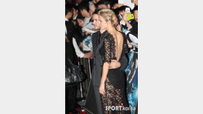 [포토] 테일러, 브룩클린 허리에 못된 손…‘男心 성날라’